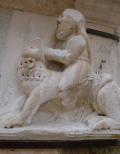 La scultura di Sansone che smascella il leone fratturata dal terremoto, torre Ghirlandina