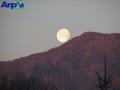 La Luna tramonta dietro il Massiccio di Lanzo, infuocato dai colori dell'alba