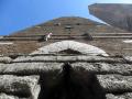 Particolare base torre Garisenda in blocchi di selenite