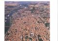 Foto aerea panoramica di Pavia da Est (Fiorenzo Cantalupi, 1997): regolarità geometrica dell'impianto di età romana. 