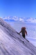 Passaggio su parete rocciosa, Ghiaccio Byrd (Montagne Transantartiche centrali). XVI spedizione PNRA 1998/99. Autore F. Talarico