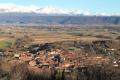 Panorama sulla depressione interna dell'anfiteatro con il comune di Caravino in primo piano e la Serra d'Ivrea sullo sfondo