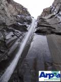 Cascata del Rio Merdarello incisa nei calcescisti della Val Cenischia (Novalesa, TO)