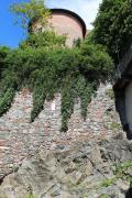 Castello di Ivrea su granuliti basiche