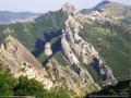 Vista panoramica: in primo piano Castelmezzano, sullo sfondo l'abitato di Pietrapertosa.
