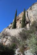 vista del santuario dall'uscita delle grotte di Toirano