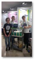 Studenti con il prototipo di "Scaffali sicuri"