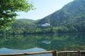 Lago piccolo di Monticchio sormontato dall'Abazia di San Michele sede del Museo di storia Naturale del Vulture